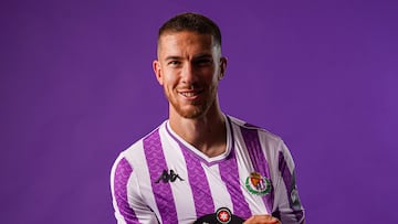 Pablo Tomeo posa con su nueva camiseta.