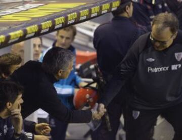 El saludo entre Jos&eacute; Mourinho y Bielsa.