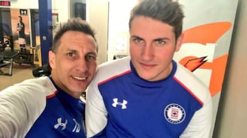 Uno de los casos más recientes se dio en la Liga MX, cuando Santiago ingresó de cambio por su papá en un partido amistoso de la Máquina.