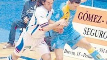 <b>PARTIDAZO. </b>Danieli presiona a Orol en un duelo muy igualado.