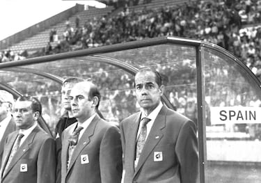 En 1979, la RFEF lo nombra director de las categorías inferiores y entrenador de la selección sub-21 en 1980. Con la propia sub-21 lograría el Europeo de 1986 y, dos años más tarde, es contratado como seleccionador de la absoluta. Disputa el Mundial de Italia 1990, en el que España es eliminada en octavos tras acer ante Yugoslavia, y acabó siendo despedido en abril del 1991 después de un mal inicio de la fase de clasificación para una Euro 1992 que no acabaría disputando la Selección Española.