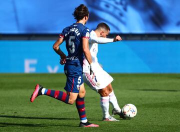Real Madrid 1-0 Huesca | Golazo de Eden Hazard. Recibi¨® en tres cuartos de campo y no se lo pens¨® dos veces y dispar¨® con mucha potencia ajustando el bal¨®n al palo de la porter¨ªa de Andr¨¦s Fern¨¢ndez.