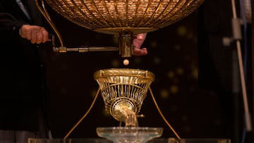 MADRID, SPAIN - DECEMBER 22: A ball bearing drops during the draw of Spain's Christmas lottery named 'El Gordo' (Fat One) at the Teatro Real on December 22, 2018 in Madrid, Spain. This year's winning number will be awarded with a total of 4 million euros for the top prize to be shared between ten ticket holders. (Photo by Pablo Blazquez Dominguez/Getty Images) LOTERIA NAVIDAD SORTEO