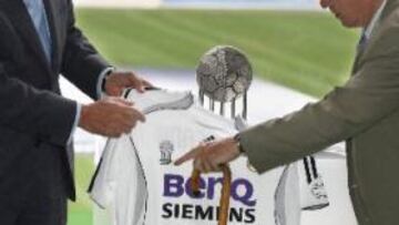 <b>NUEVA CAMISETA.</b> El club se renueva por dentro y por fuera. Nuevo logo para el "mejor club del siglo XX".