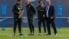 Laporta, con el staff técnico del Barça.