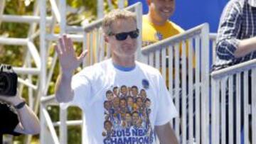 Steve Kerr, entrenador de los Golden State Warriors, durante los actos de celebración por la conquista del anillo de la NBA.