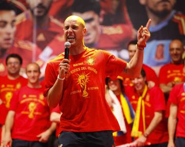 Como ya pasara en las fiestas de celebración de la Eurocopa de 2008, Pepe Reina fue el perfecto animador de la fiesta de los jugadores para con los miles y miles de seguidores que se agolparon en la orilla del río Manzanares. Pero más allá de ese rol, lo que demostraba Reina era la plena sintonía reinante entre los 23 jugadores que compusieron el bloque mundialista. Reina, como Valdés y Albiol no jugaron ni un solo minuto en la competición, pero siempre estuvieron a tope en cada momento: desde las críticas iniciales tras caer ante Suiza a la gloria final.