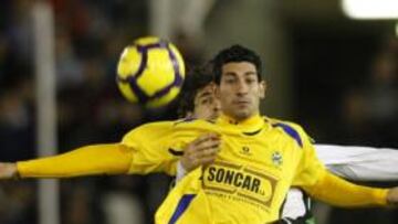 <b>GANAS. </b>Nagore, sujetado en un partido de Copa ante el Racing.