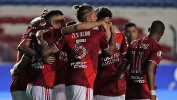 Argentina's River Plate Bruno Zuculini (C) celebrates with teammates after scoring against Uruguay's Nacional during their closed-door Copa Libertadores quarterfinal football match at the Gran Parque Central stadium in Montevideo on December 17, 2020. (Photo by Raul MARTINEZ / POOL / AFP)
