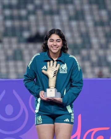 Valentina Murrieta, guante de oro tras ganar el tercer lugar del Mundial Femenil Sub-17 al detener 2 penales ante Brasil.