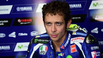 Valentino Rossi en el box de Yamaha durante la disputa del Gran Premio de San Marino. El piloto italiano ya piensa en la temporada 2017.