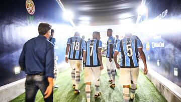 Los jugadores del Gremio salen al campo tras el descanso ante el Pachuca