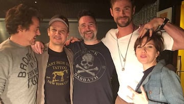 Robert Downey Jr., Scarlett Johansson, Chris Evans, Chris Hemsworth y Jeremy Renner se tatuaron el mismo dibujo para celebrar el &eacute;xito de Vengadores: Infinity War.