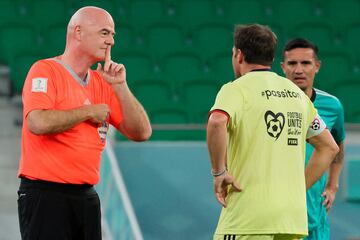 El partido amistoso entre viejas leyendas FIFA y los trabajadores de Qatar, que se disputó en el estadio Al Thumama de Doha, contó con un árbitro ilustre: Gianni Infantino. Al presidente de la FIFA no le tembló la mano a la hora de interactuar con el italiano Alessandro del Piero, a quien manda callar en la imagen durante un lance del encuentro. 