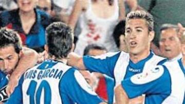 <b>LA PIÑA GLORIOSA. </b>Torrejón grita abrazado a Tamudo tras el 2-2. Luis García y Ángel llegan, De la Peña vuelve sonriente. El barcelonismo grita su desesperación.