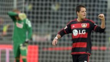 Chicharito celebrando el empate parcial (1-1) ante el Colonia.