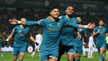 Vila Nova De Famalicao (Portugal), 02/12/2023.- FC Porto'Äôs Evanilson celebrates the 0-1 goal with his teammates during the Portuguese First League soccer match between Famalicao and FC Porto, in Famalicao, Portugal, 02 December 2023. EFE/EPA/MANUEL FERNANDO ARAUJO
