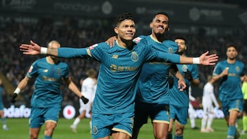 Vila Nova De Famalicao (Portugal), 02/12/2023.- FC Porto'Äôs Evanilson celebrates the 0-1 goal with his teammates during the Portuguese First League soccer match between Famalicao and FC Porto, in Famalicao, Portugal, 02 December 2023. EFE/EPA/MANUEL FERNANDO ARAUJO
