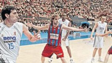 <b>EN CLAVE DEFENSIVA. </b>Mumbrú ejecuta un saque de fondo ante una barrera azulgrana muy organizada. El primer asalto tuvo gran énfasis en los marcajes de ambos equipos.