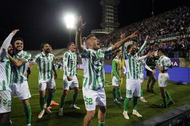 Los jugadores del Betis celebran el pase a su primera final europea tras finalizar el encuentro.