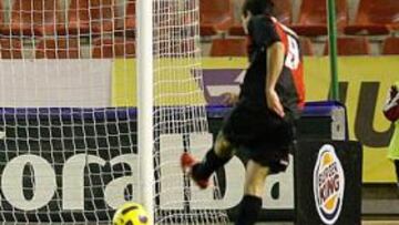 <b>ACIERTO. </b>Armenteros dispara para conseguir el gol del empate del Rayo en el Carlos Belmonte.