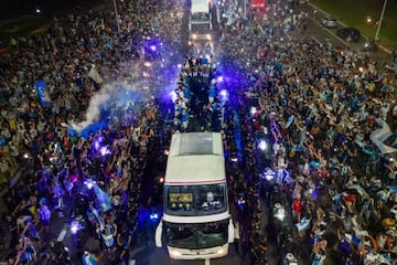 Miles de argentino rodean el autobús donde van los jugadores de la albiceleste. 