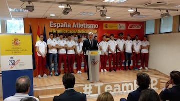 &Iacute;&ntilde;igo M&eacute;ndez de Vigo recibe en la sede del CSD a los atletas que participaron en el Mundial Indoor de Atletrismo de Birmingham.