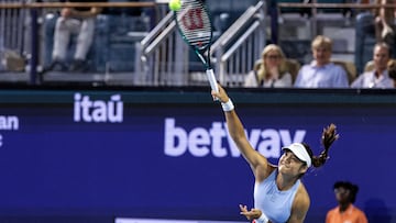MIAMI (United States), 27/03/2025.- Emma Raducanu of the United Kingdom in action against Jessica Pegula of the USA during their Women's Singles Quarterfinals at the 2025 Miami Open tennis tournament at the Hard Rock Stadium in Miami, Florida, USA, 26 March 2025. (Tenis, Reino Unido) EFE/EPA/CRISTOBAL HERRERA-ULASHKEVICH