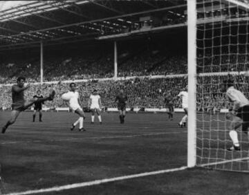 29 de mayo de 1968. El Manchester United gana por primera vez en su historia la Copa de Europa tras vencer en Wembley al Benfica en la final, una década después de la tragedia aérea de Munich. En la imagen un lanzamiento de David Sadler.