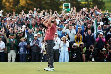 El golfista vasco celebra con los puños hacia el cielo, su primer título en Augusta.