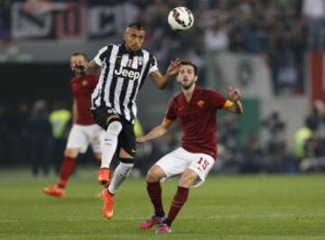 Miralem Pjanic mira el cabezazo de Arturo Vidal en la Serie A.