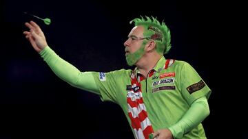 El escocés Peter Wright muestra un look incuestionable original, como demuestra la fotografía, en su partida de la segunda ronda contra el inglés Steve West durante el Campeonato Mundial de Dardos PDC William Hill que se disputa en el Alexandra Palace de Londres.