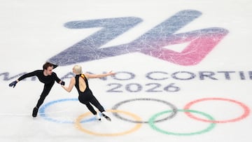 FOTODELDÍA MILÁN (Italia), 05/02/2026.- Los españoles Olivia Smart y Tim Dieck, participan en una sesión de práctica de patinaje artístico en los Juegos Olímpicos de Invierno de Milán-Cortina 2026, en Milán, Italia, este jueves.-EFE/ Neil Hall