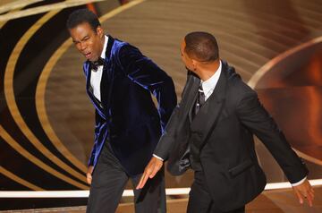 Momento en el que Will Smith sube al escenario y abofetea a Chris Rock.