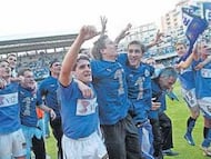<b>FIESTA BLANQUIVIOLETA. </b>Los jugadores del Real Valladolid brindaron con sus aficionados el ascenso en el Heliodoro.
