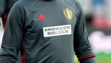 "En memoria de todas las víctimas. Bruselas, 22.03.2016" lucía la selección belga en su camiseta de calentamiento.