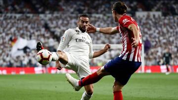 Dani Carvajal defiende a Filipe Luis en el derbi ante el Atlético.