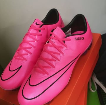 Nike patrocina al jugador portugus y le personaliz unas botas con el nombre de su hijo.