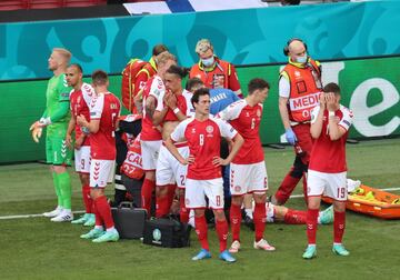 La Eurocopa fue la gran fiesta del f¨²tbol en el 2021 y un ¨¦xito en todos sus sentidos. Los estadios se llenaron, la gente pudo disfrutar de los partidos en doce pa¨ªses distintos y se vivieron aut¨¦nticos partidazos durante todo el torneo, pero a todos se nos par¨® el coraz¨®n cuando en el minuto 42 del Dinamarca-Finlandia de la fase de grupos, Eriksen cay¨® desplomado sobre el c¨¦sped del Copenhague Stadium por un problema card¨ªaco. Por suerte, la tragedia tuvo final feliz y la estrella danesa sobrevivi¨® en el hospital al ataque card¨ªaco. Sobre el c¨¦sped, sus compa?eros dieron una lecci¨®n al mundo de c¨®mo comportarse ante una situaci¨®n tan dura.
