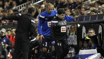 Alejandro G&aacute;lvez, en el banquillo durante el Valencia - Eibar.