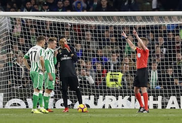 1-1. El VAR dio validez al primer gol de Sergio Canales. En la imagen, el árbitro Hernández Hernández.