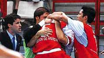 <b>ALEGRÍA.</b> Abrazo del equipo murciano, que ganó contra pronóstico.