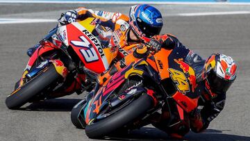 GRAFAND753. JEREZ DE LA FRONTERA (CÁDIZ), 24/07/2020.- El piloto español de MotoGP Pol Espargaró (Red Bull KTM Factory Racing) seguido por el también español Alex Márquez (Repsol Honda Team), durante el primer ent