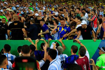 Los jugadores argentinos han ido a recriminar a los integrantes de la seguridad privada de que dejen de pegarle a los hinchas argentinos. Imagen muy fea antes del partido.