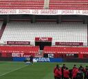 Una pancarta preside el entrenamiento del Sevilla