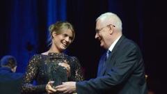 Dafne Schippers recibe su premio de manos de Svein Arne Hansen, presidente de la Asoaci&oacute;n Europea de Atletismo. 