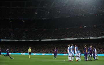 1-0. Leo Messi marcó el primer tanto en un lanzamiento de falta directa.