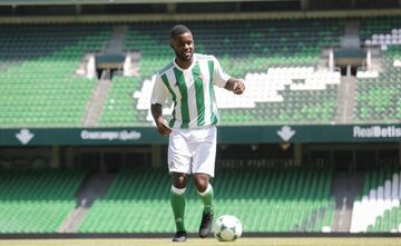 El tico vuelve al Villamarín, el lugar donde mejor aprovechó su fútbol. Aún no debutará por una leve lesión de rodilla.