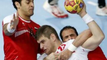 Aguinagalde intenta superar al pivote de Egipto Ibrahim Mohamed durante el partido del lunes.