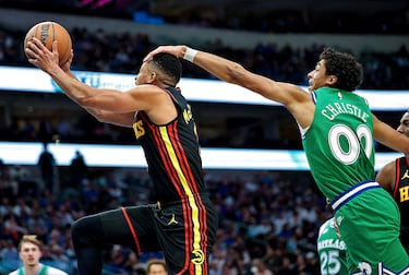 No todo vale a la hora de frenar a un rival en el deporte. Max Christie, escolta de Dallas Mavericks, agarra a CJ McCollum (Atlanta Hawks) por la cabeza en plena penetración a canasta. No sirvió para mucho. Los Hawks ganaron en Dallas (120-135) con 24 puntos (6/7 desde la personal) del base de Atlanta.